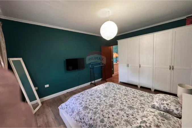Tirane, jepet me qera apartament 2+1+Ballkon Kati 8, 93 m² 750 € (Blloku i Ambasadave)