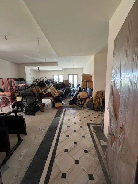 Tirane, jap me qera zyre Kati 3, 250 m² 2.500 € (RRUGA E KAVAJES)