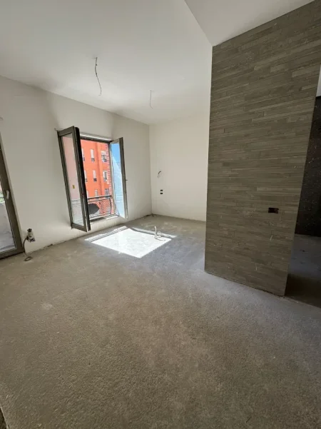 Tirane, jap me qera zyre Kati 3, 250 m² 2.500 € (RRUGA E KAVAJES)