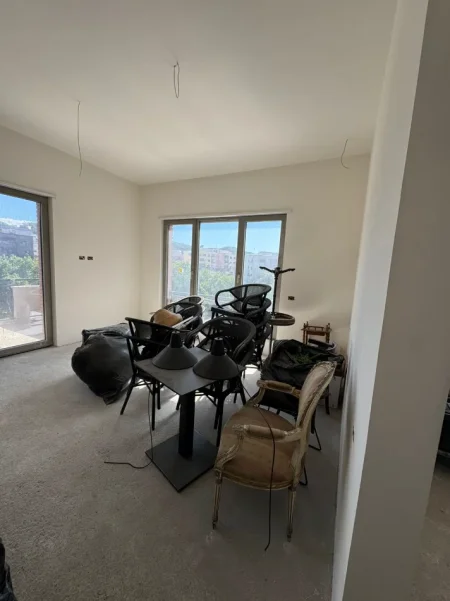 Tirane, jap me qera zyre Kati 3, 250 m² 2.500 € (RRUGA E KAVAJES)