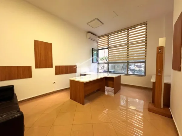 Tirane, jepet me qera zyre Kati 2, 50 m² 400 € (PRANË RRUGËS SË “KAVAJËS”)