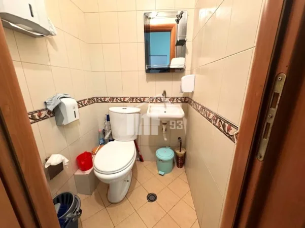 Tirane, jepet me qera zyre Kati 2, 50 m² 400 € (PRANË RRUGËS SË “KAVAJËS”)
