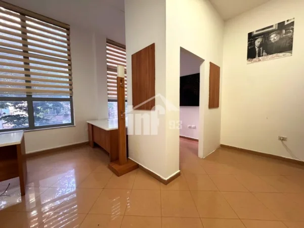 Tirane, jepet me qera zyre Kati 2, 50 m² 400 € (PRANË RRUGËS SË “KAVAJËS”)