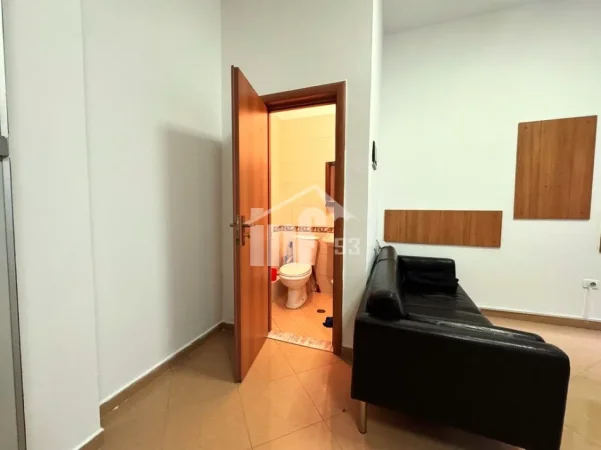 Tirane, jepet me qera zyre Kati 2, 50 m² 400 € (PRANË RRUGËS SË “KAVAJËS”)