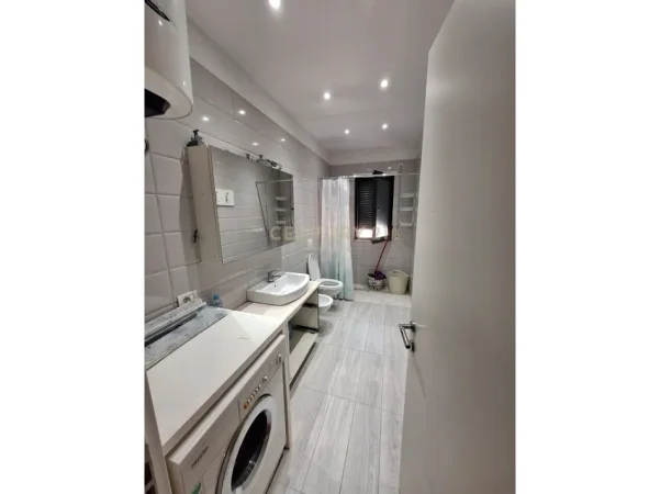 Tirane, jepet me qera apartament 2+1 Kati 5, 120 m² 950 € 