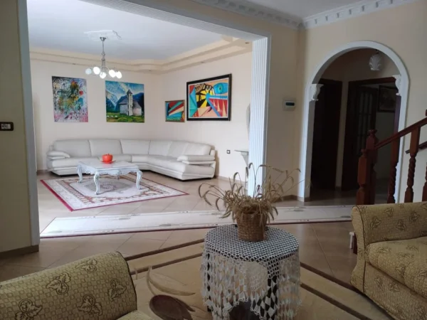 Fier, jepet me qera apartament 4+1 Kati 1, 1.083 m² 2.500 € (Fier)