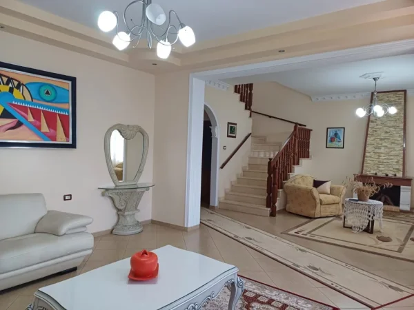 Fier, jepet me qera apartament 4+1 Kati 1, 1.083 m² 2.500 € (Fier)