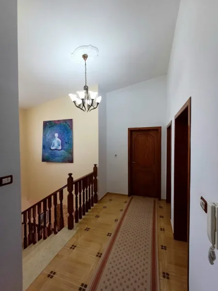 Fier, jepet me qera apartament 4+1 Kati 1, 1.083 m² 2.500 € (Fier)