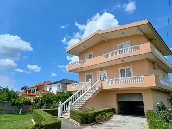 Fier, jepet me qera apartament 4+1 Kati 1, 1.083 m² 2.500 € (Fier)