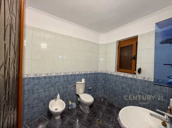Tirane, jepet me qera apartament 2+1 Kati 2, 130 m² 550 € 