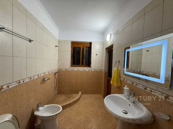 Tirane, jepet me qera apartament 2+1 Kati 2, 130 m² 550 € 