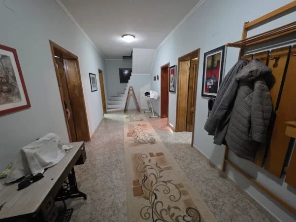 Tirane, jepet me qera apartament 2+1+Ballkon Kati 2, 100 m² 700 € (Ali Demi, pranë Maternitetit Koço Glozheni)