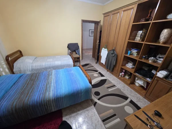 Tirane, jepet me qera apartament 2+1+Ballkon Kati 2, 100 m² 700 € (Ali Demi, pranë Maternitetit Koço Glozheni)