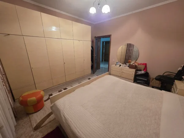 Tirane, jepet me qera apartament 2+1+Ballkon Kati 2, 100 m² 700 € (Ali Demi, pranë Maternitetit Koço Glozheni)