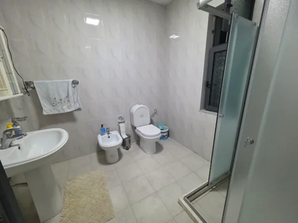 Tirane, jepet me qera apartament 2+1+Ballkon Kati 2, 100 m² 700 € (Ali Demi, pranë Maternitetit Koço Glozheni)