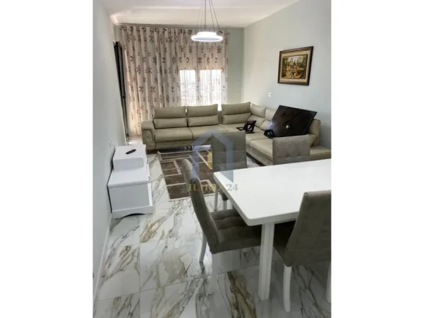 Tirane, jap me qera apartament 2+1+Ballkon Kati 5, 90 m² 600 € (Apartament 2+1 me qira në Oxhak)