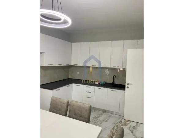 Tirane, jap me qera apartament 2+1+Ballkon Kati 5, 90 m² 600 € (Apartament 2+1 me qira në Oxhak)