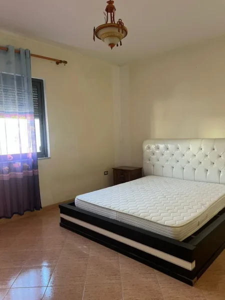 Tirane, jepet me qera apartament 3+1 Kati 1, 200 m² 500 € (Fresku)