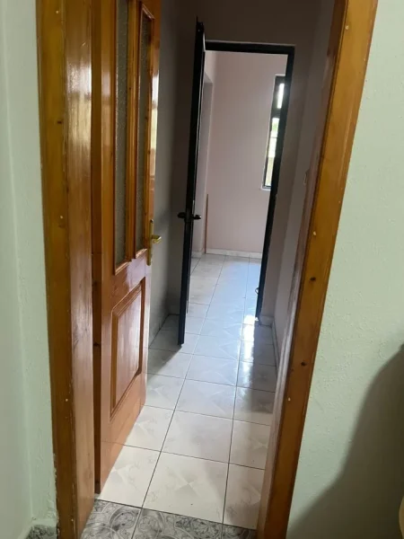 Tirane, jepet me qera apartament 3+1 Kati 1, 200 m² 500 € (Fresku)