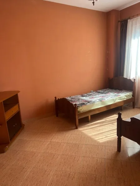 Tirane, jepet me qera apartament 3+1 Kati 1, 200 m² 500 € (Fresku)