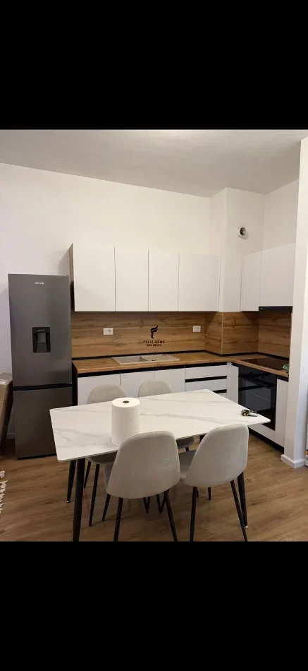 Tirane, jepet me qera apartament 1+1 Kati 4, 70 m² 450 € (ALI DEMI)