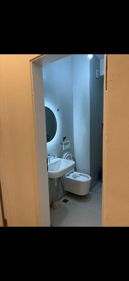 Tirane, jepet me qera apartament 1+1 Kati 4, 70 m² 450 € (ALI DEMI)