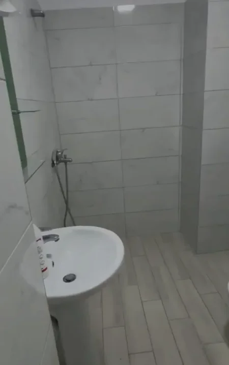 Tirane, jepet me qera apartament 1+1 Kati 1, 74 m² 500 € (Rruga Teodor Keko)