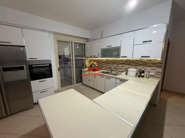 Vlore, shitet apartament 2+1+Ballkon Kati 5, 132 m² 135.000 € (Rruga Enver Jaho)