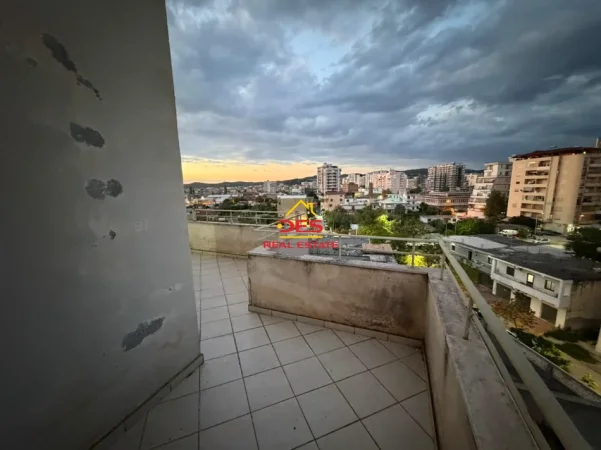 Vlore, shitet apartament 2+1+Ballkon Kati 5, 132 m² 135.000 € (Rruga Enver Jaho)