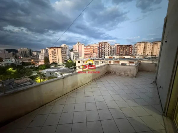 Vlore, shitet apartament 2+1+Ballkon Kati 5, 132 m² 135.000 € (Rruga Enver Jaho)