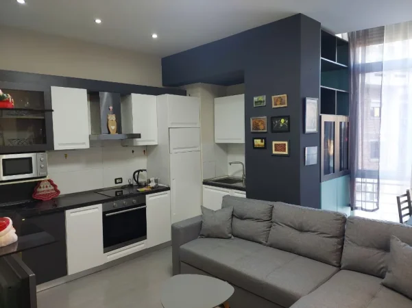Tirane, jepet me qera apartament 1+1 Kati 2, 60 m² 600 € (Rruga Budi mbi Liceun Artistik)