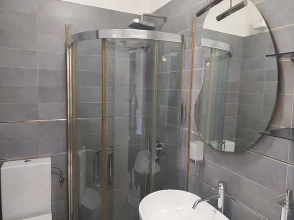 Tirane, jepet me qera apartament 1+1 Kati 2, 60 m² 600 € (Rruga Budi mbi Liceun Artistik)
