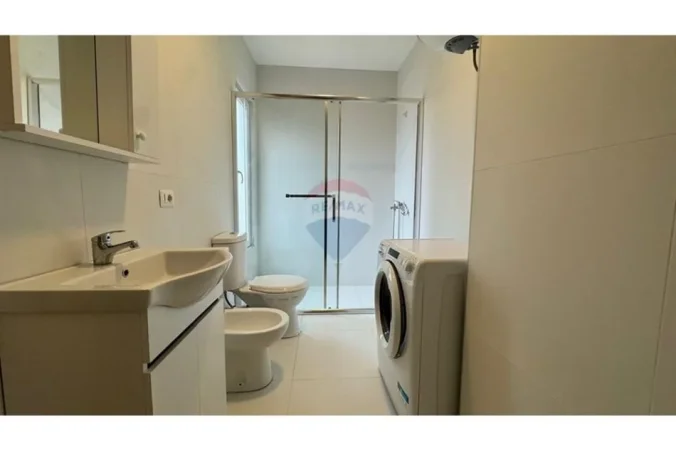 Tirane, jepet me qera apartament 2+1+Ballkon Kati 4, 79 m² 550 € (Xhamia Selite)