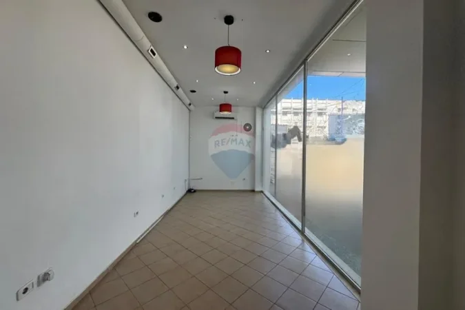 Tirane, jepet me qera dyqan Kati 0, 600 € 