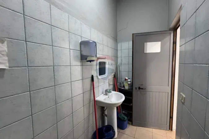 Tirane, jepet me qera dyqan Kati 0, 600 € 