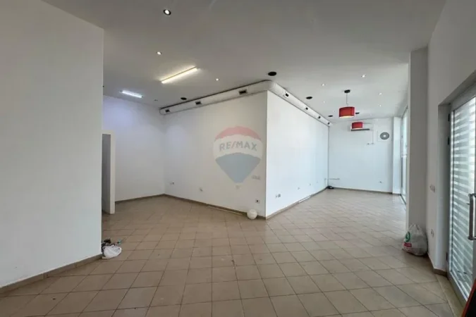Tirane, jepet me qera dyqan Kati 0, 600 € 