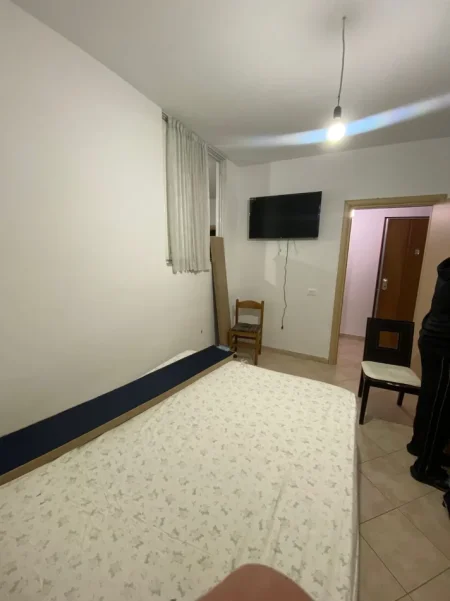 Tirane, jepet me qera apartament 1+1 Kati 2, 55 m² 500 € (Komuna e Parisit ,rruga Medar Shtylla)