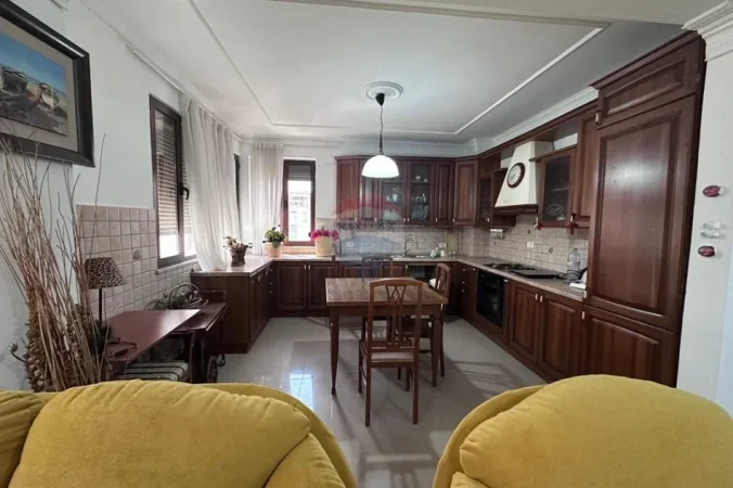 Tirane, jepet me qera apartament 2+1 Kati 7, 110 m² 1.200 € 