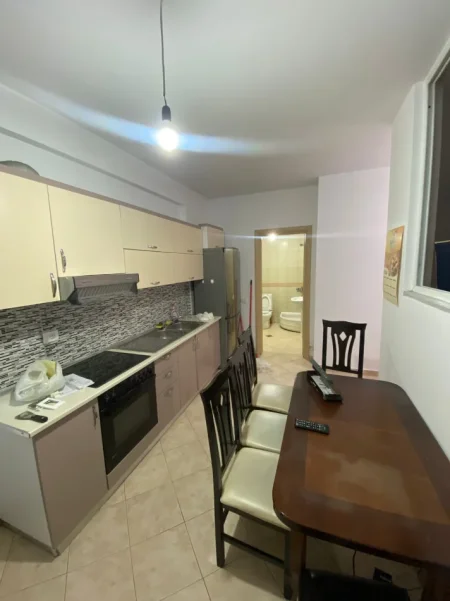 Tirane, jepet me qera apartament 1+1 Kati 2, 55 m² 500 € (Komuna e Parisit ,rruga Medar Shtylla)