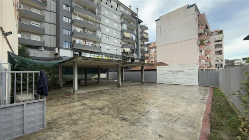Tirane, jepet me qera ambjent biznesi Kati 0, 400 m² 700 € (FRESK)