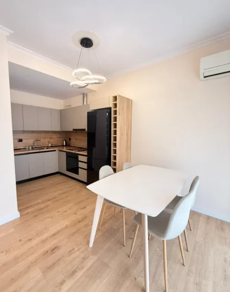 Tirane, jepet me qera apartament 2+1 , 90 m² 1.000 € 