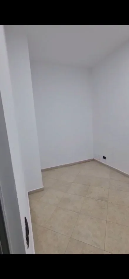 Tirane, jepet me qera zyre Kati 1, 80 m² 800 € (MYSLYM SHYRI)