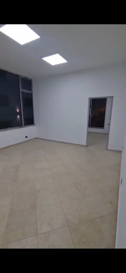 Tirane, jepet me qera zyre Kati 1, 80 m² 800 € (MYSLYM SHYRI)
