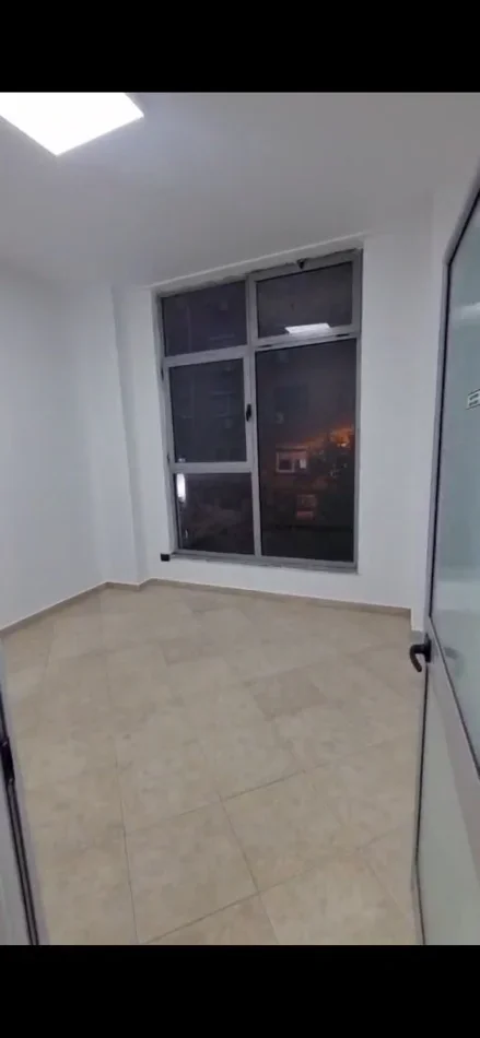 Tirane, jepet me qera zyre Kati 1, 80 m² 800 € (MYSLYM SHYRI)