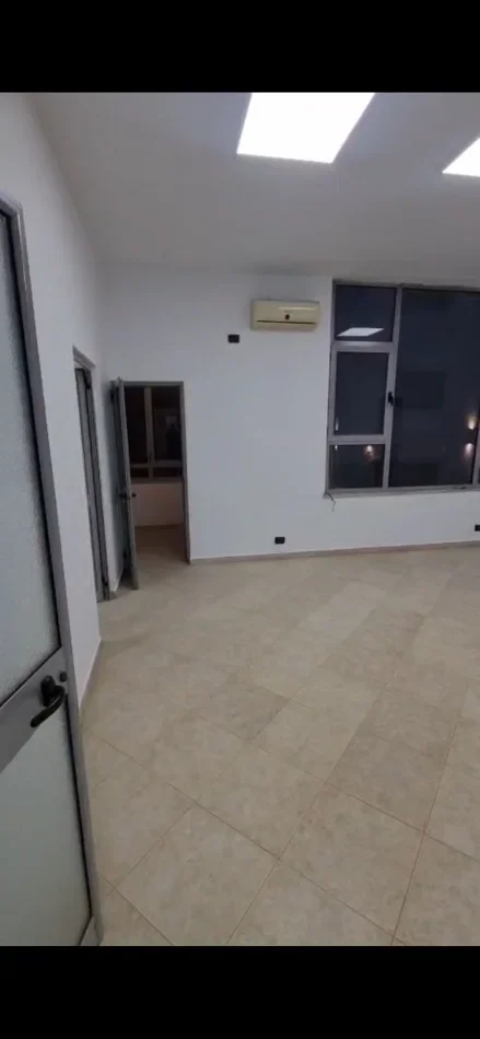 Tirane, jepet me qera zyre Kati 1, 80 m² 800 € (MYSLYM SHYRI)