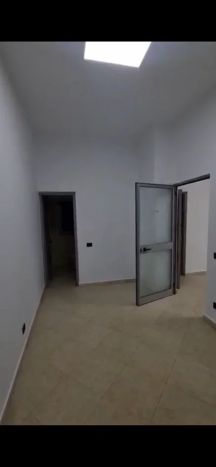 Tirane, jepet me qera zyre Kati 1, 80 m² 800 € (MYSLYM SHYRI)
