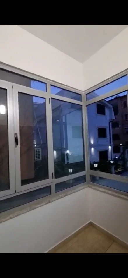 Tirane, jepet me qera zyre Kati 1, 80 m² 800 € (MYSLYM SHYRI)