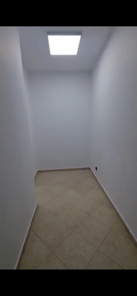 Tirane, jepet me qera zyre Kati 1, 80 m² 800 € (MYSLYM SHYRI)