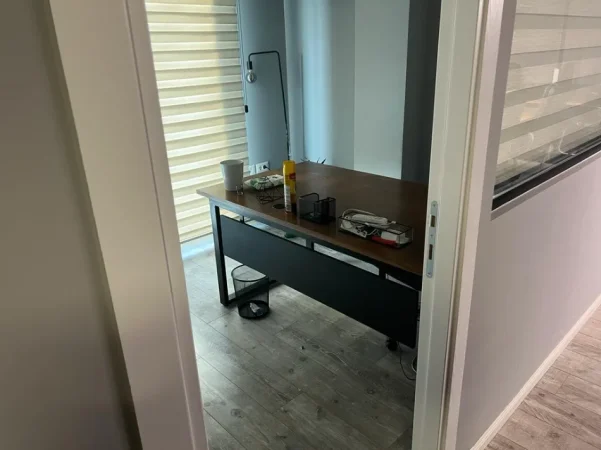 Tirane, jepet me qera zyre Kati 2, 108 m² 2.000 € (SQUARE 21)
