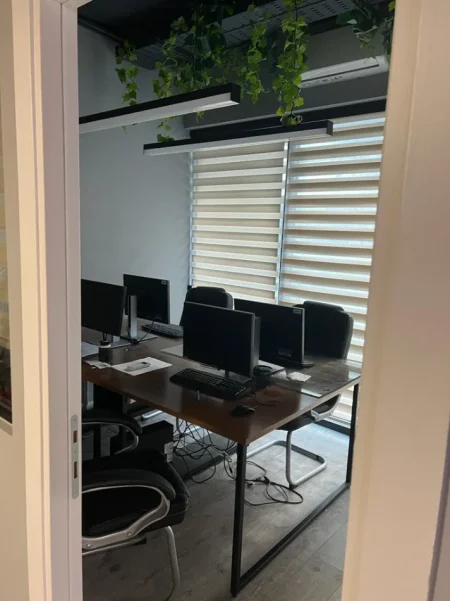 Tirane, jepet me qera zyre Kati 2, 108 m² 2.000 € (SQUARE 21)